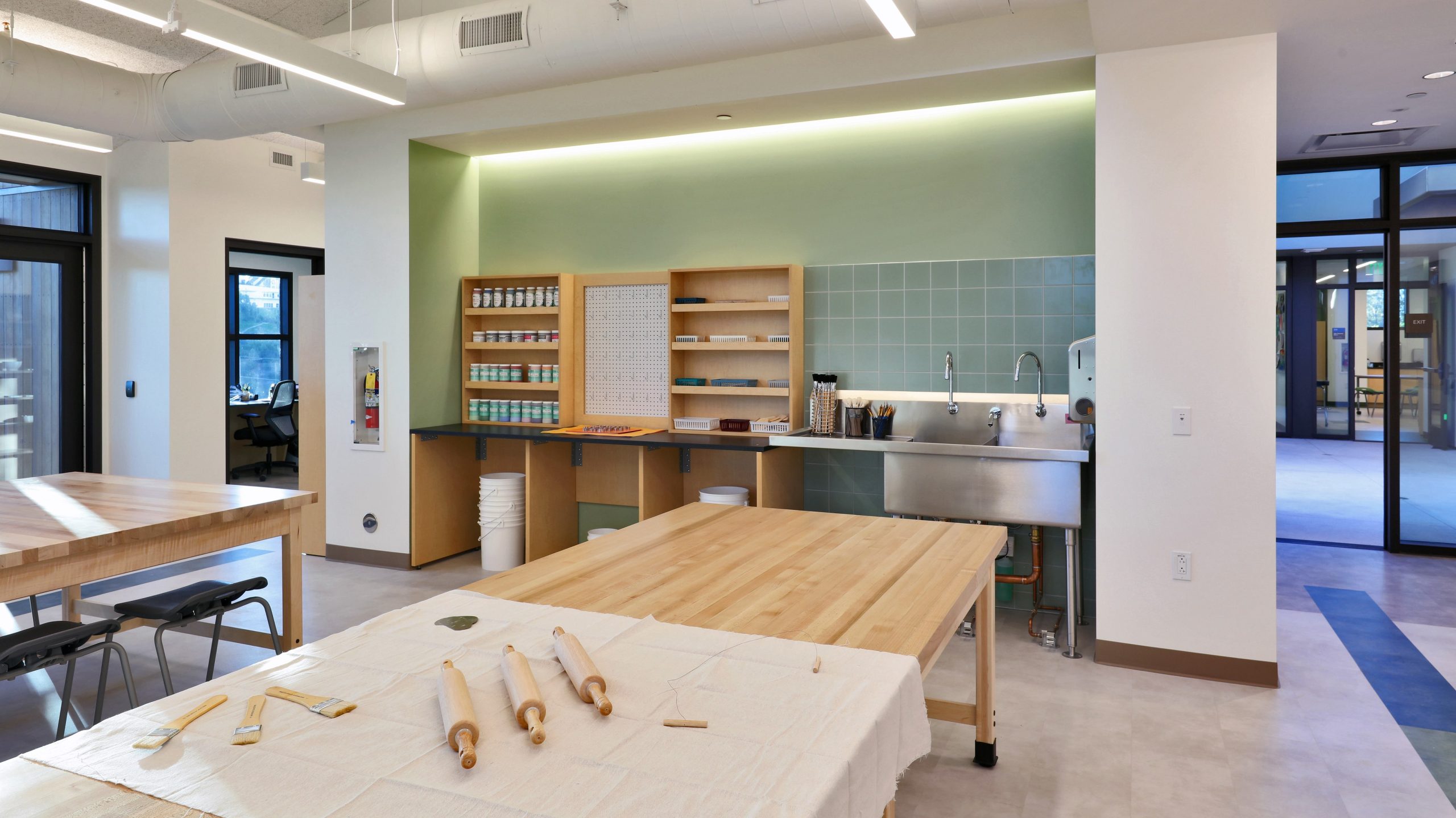 An empty cooking classroom at the Collaborative Learning and Innovation Center, a Los Angeles educational architectural project by Pica + Sullivan Architects.