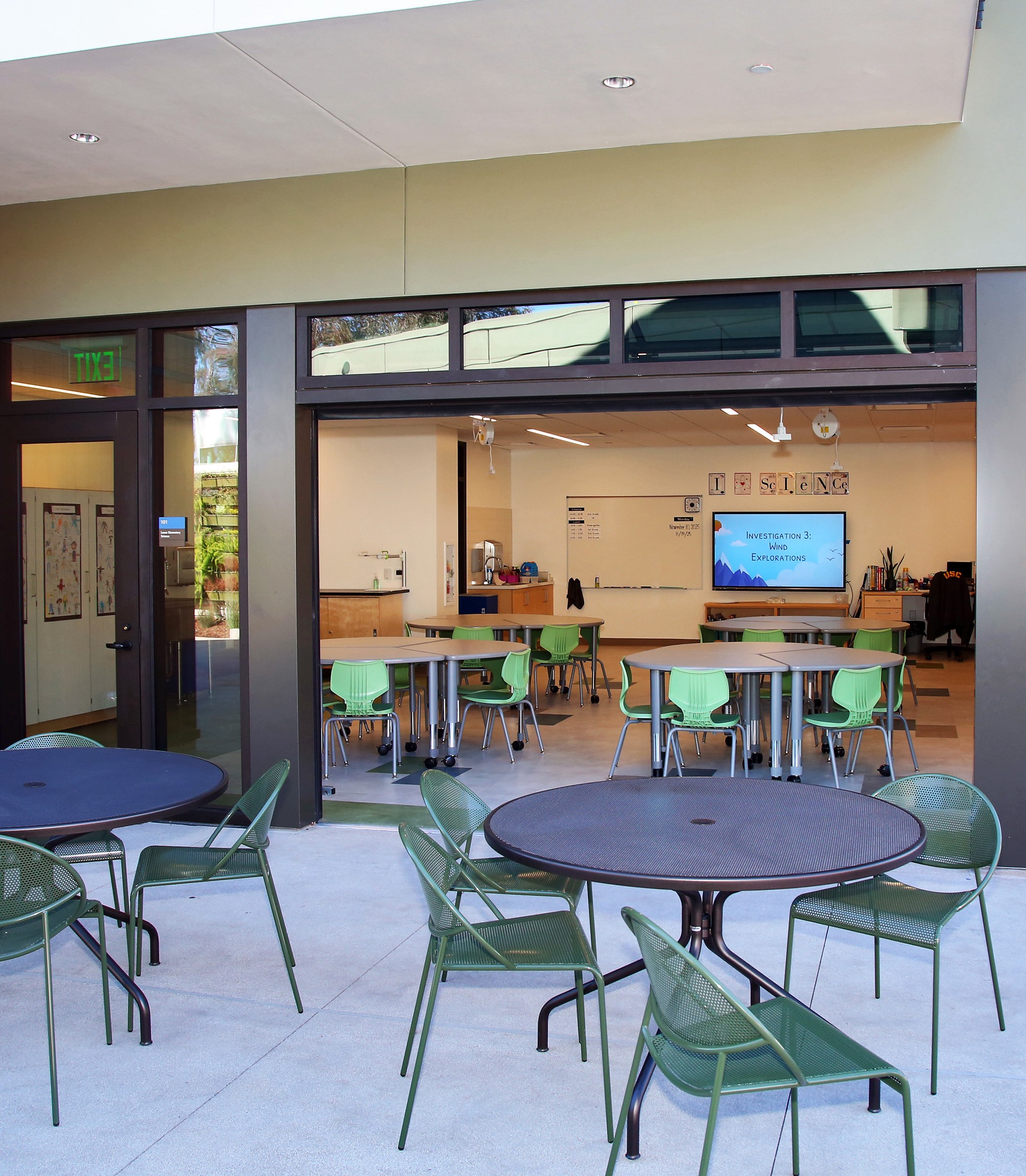 CLIC_015 Outside tables at the Collaborative Learning and Innovation Center, a Los Angeles educational architectural project by Pica + Sullivan Architects.