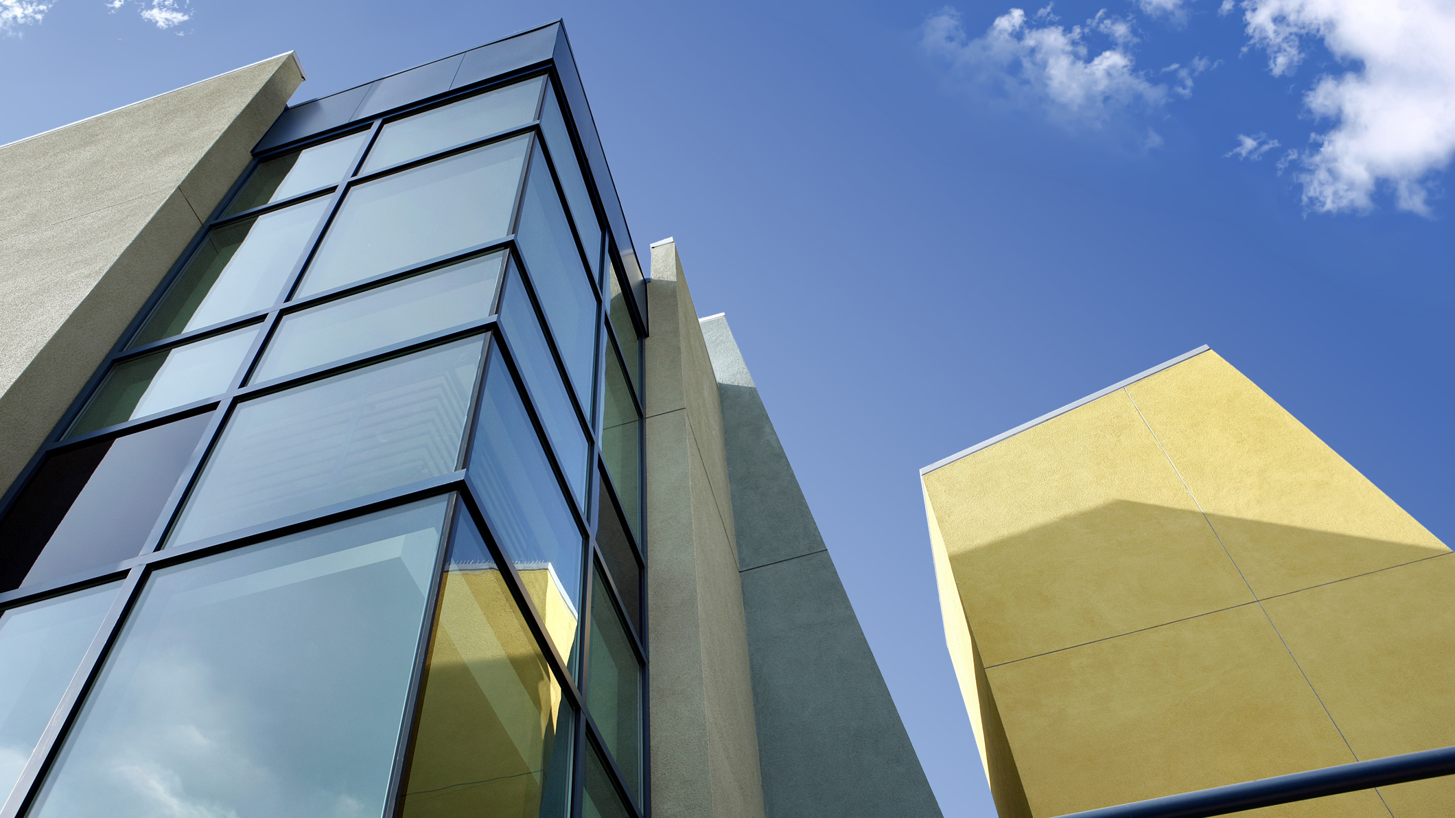 Exterior of Le Lycée Français de Los Angeles in Los Angeles, a Pica+Sullivan Southern California educational architectural project, as photographed from the ground at a low angle, with a focus on the decorative wall of windows.