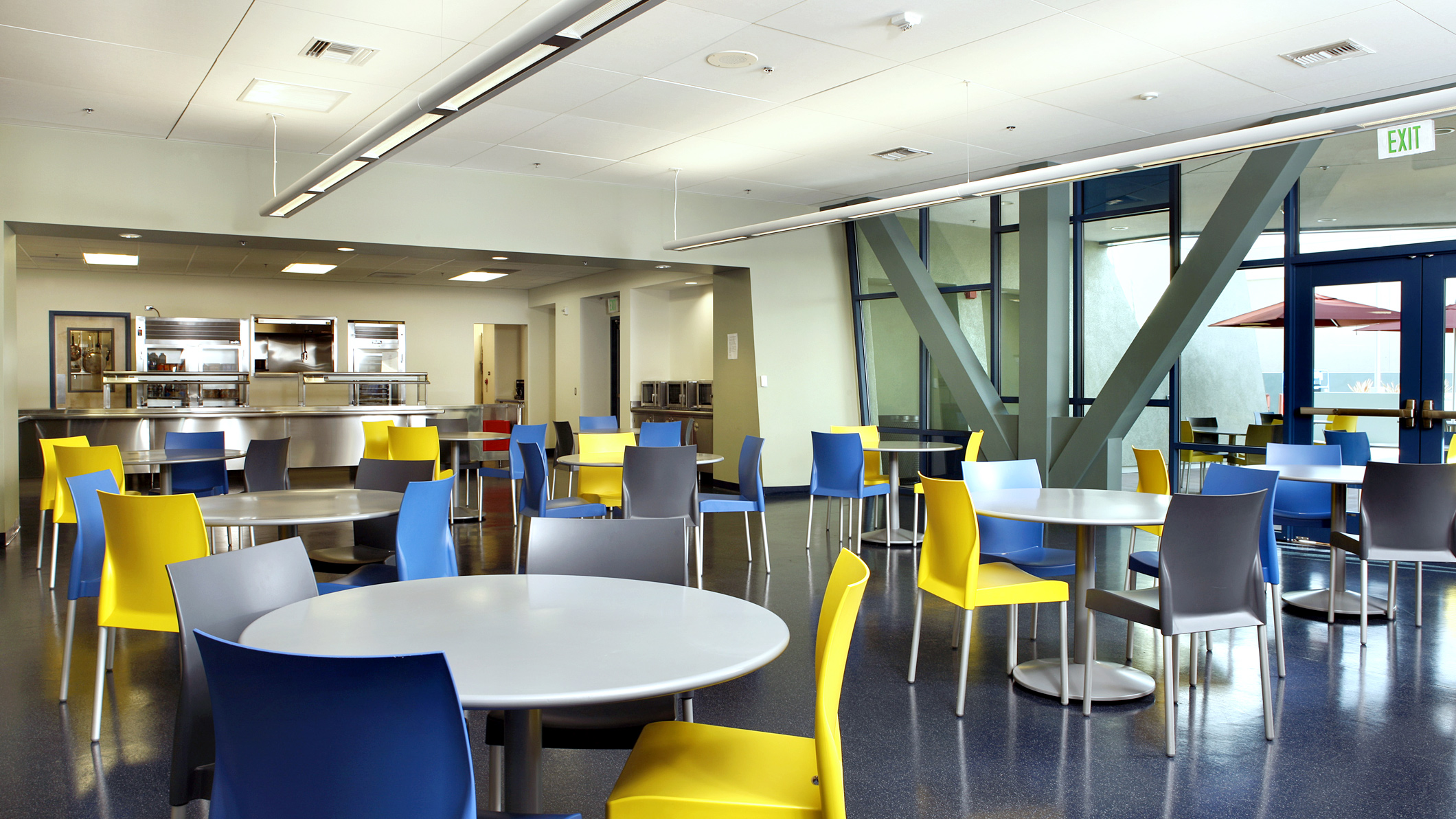 An empty cafeteria at Le Français de Los Angeles in Los Angeles, a Pica+Sullivan Southern California educational architectural project.