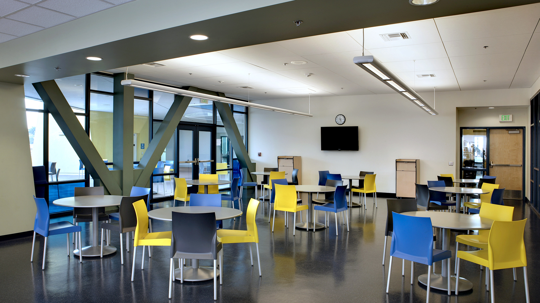 An empty cafeteria at Le Français de Los Angeles in Los Angeles, a Pica+Sullivan Southern California educational architectural project.
