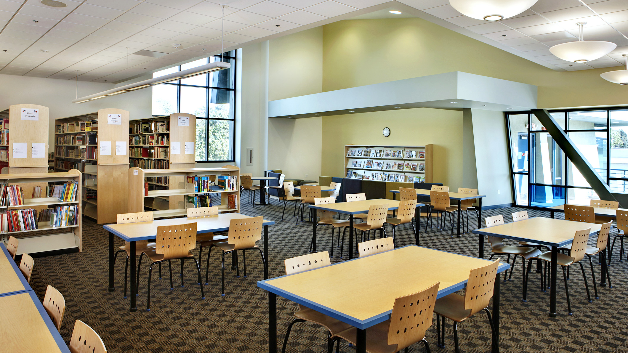 An empty library at Le Français de Los Angeles in Los Angeles, a Pica+Sullivan Southern California educational architectural project.