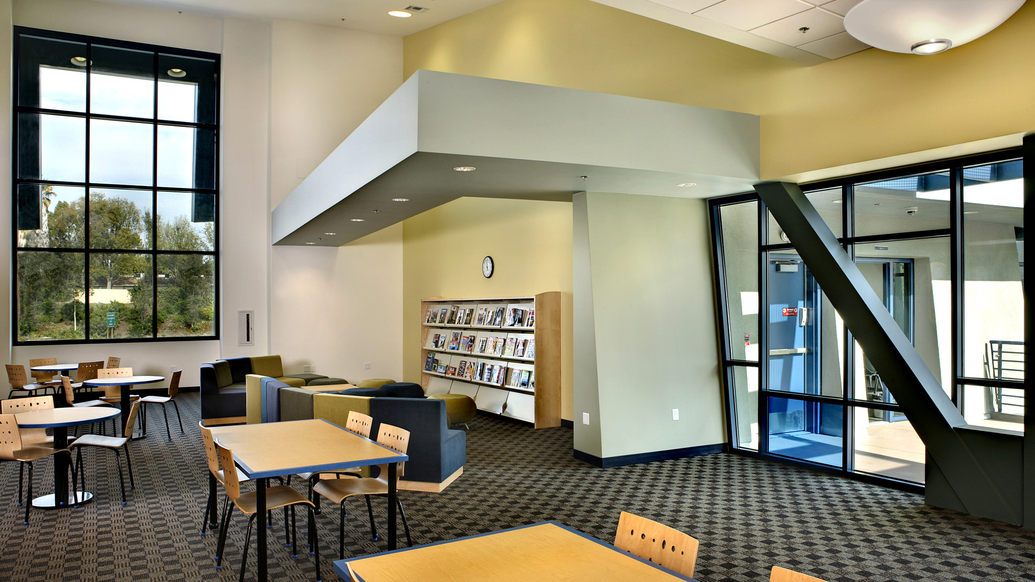 An empty library at Le Français de Los Angeles in Los Angeles, a Pica+Sullivan Southern California educational architectural project.
