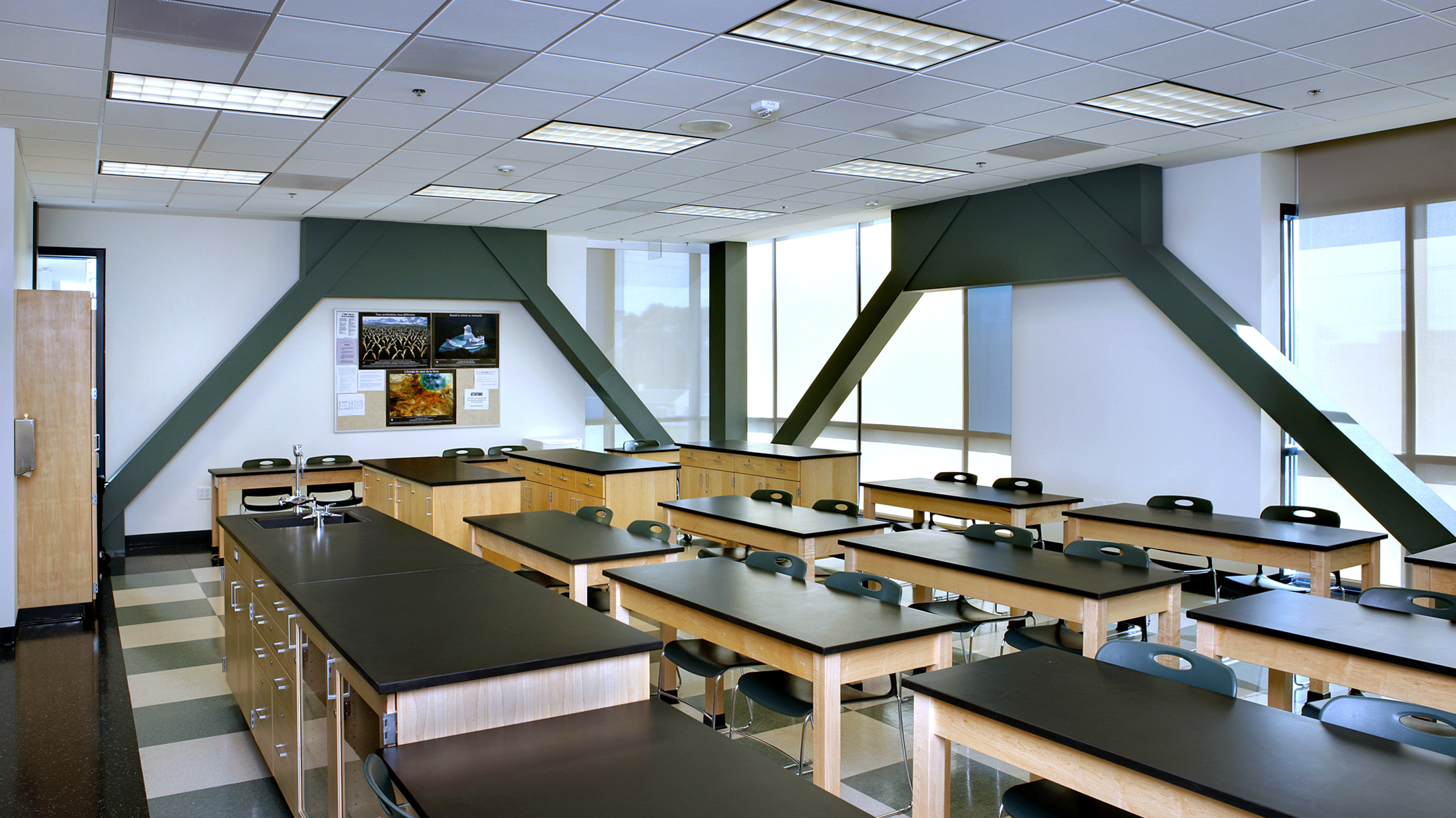 An empty science classroom at Le Français de Los Angeles in Los Angeles, a Pica+Sullivan Southern California educational architectural project.