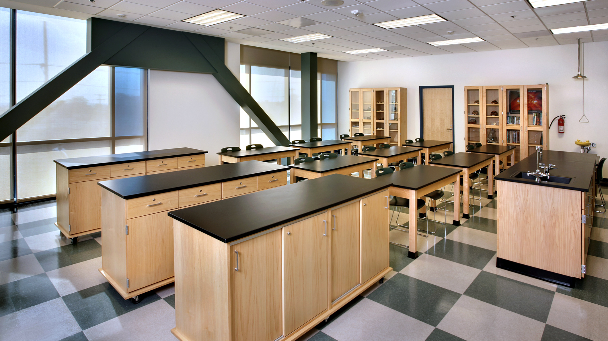An empty science classroom at Le Français de Los Angeles in Los Angeles, a Pica+Sullivan Southern California educational architectural project.