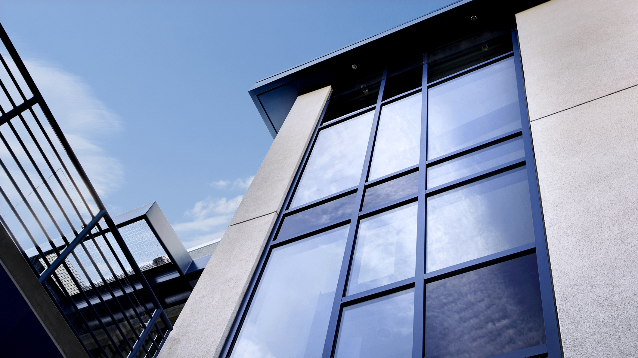 Exterior of Le Lycée Français de Los Angeles in Los Angeles, a Pica+Sullivan Southern California educational architectural project, as photographed from the ground at a low angle, with a focus on the decorative wall of windows.