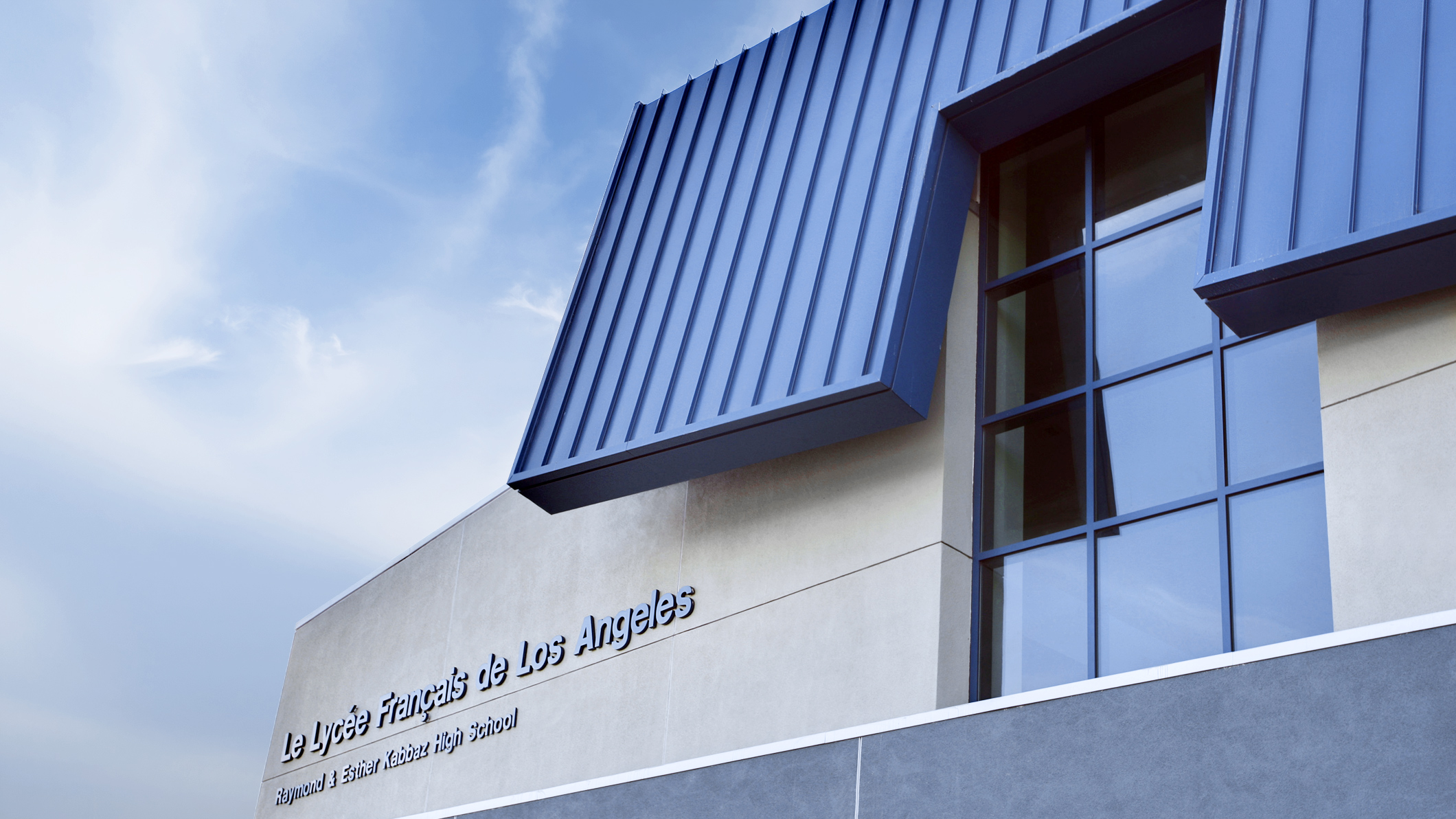 Exterior of Le Lycée Français de Los Angeles in Los Angeles, a Pica+Sullivan Southern California educational architectural project, as photographed from the ground. 