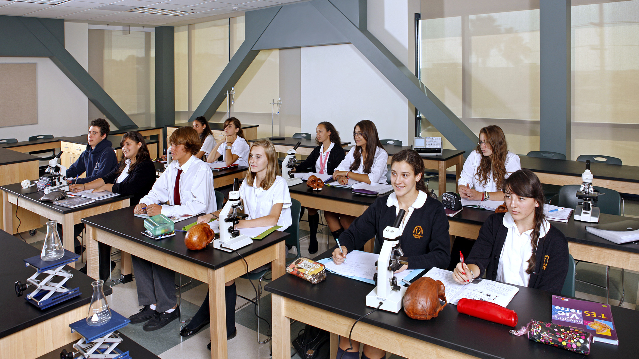 Students sit at desks listening to a lecture in a science classroom at Le Français de Los Angeles in Los Angeles, a Pica+Sullivan Southern California educational architectural project.