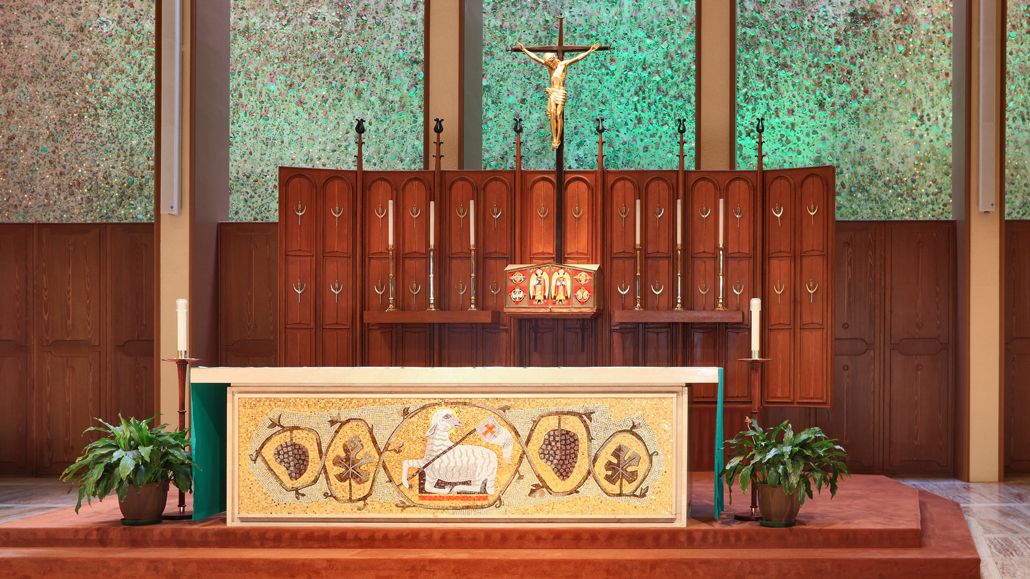 ST-PAUL_005 Decorative mosaic-covered altar with crucifix behind it at Saint Paul the Apostle Church in Los Angeles, a Pica+Sullivan Southern California religious architectural renovation project.