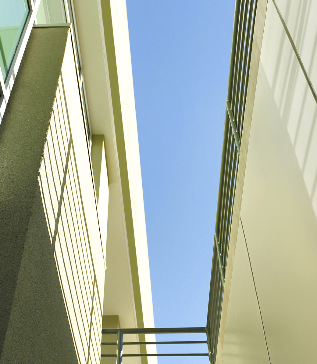 WESTRIDGE-SSB-015 The sky between two buildings at the Sustainable Science Building at Westridge School for Girls in Pasadena, a Pica+Sullivan Southern California educational architecture project.